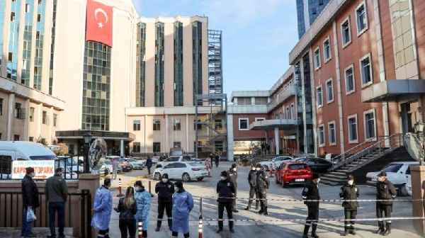 Turquie: 10 décès dus à un incendie dans un service de soins aux patients Corona