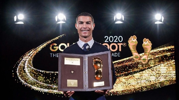 Le prix   Golden Foot Award   décerné à Cristiano Ronaldo