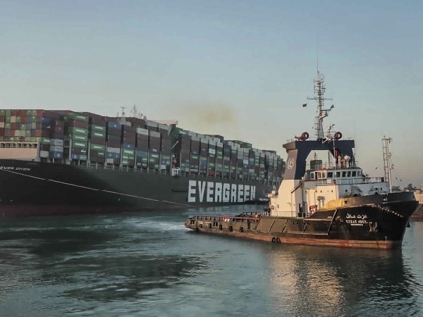 L Égypte refuse de libérer un navire bloquant le canal de Suez sans `` compensation   