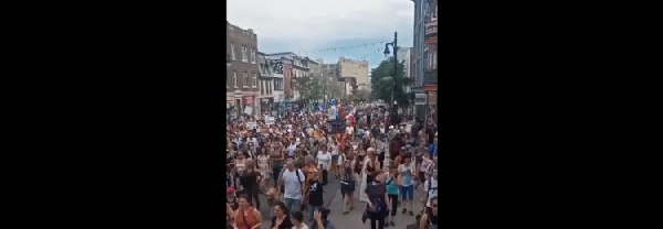 Les manifestants de la liberté aspergés de poivre alors que les manifestations anti-verrouillage font vibrer Montréal