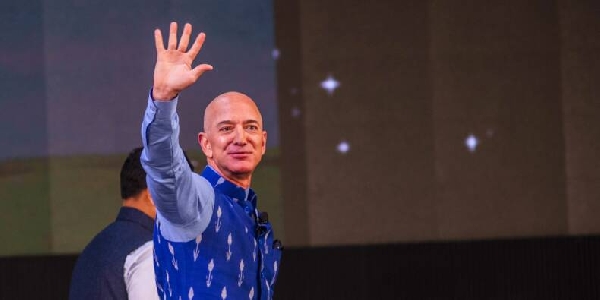 Jeff Bezos participera au premier voyage de tourisme spatial de Blue Origin, un “rêve” d’enfant