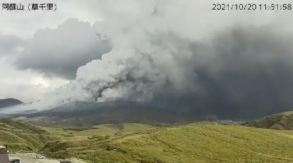 Un volcan sur une île japonaise entre en éruption, envoyant de la fumée et des cendres à des kilomètres de haut