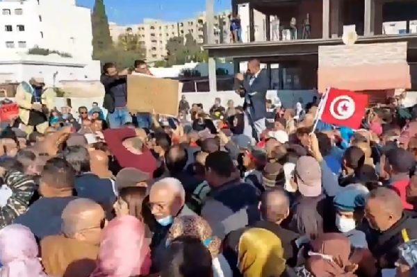Tunisie.. Manifestations dans la capitale, rejetant les mesures du président Saïd