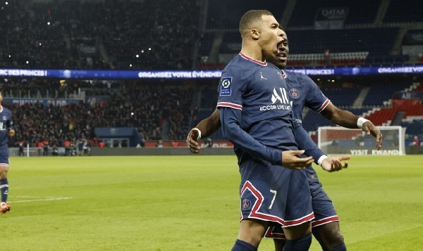 Sans briller, le Paris Saint-Germain s est imposé contre l AS Monaco (2-0), grâce à un doublé de Kylian Mbappé, encore étincelant ce dimanche soir.