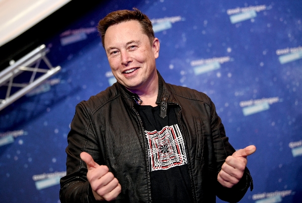 Elon Musk crée une tempête sur Twitter après avoir publié une ancienne interview avec Bill Gates