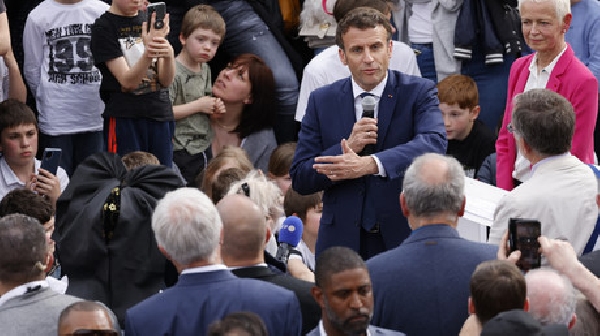 «Vous êtes machiavélique» : échanges houleux pour Macron dans le Bas-Rhin 