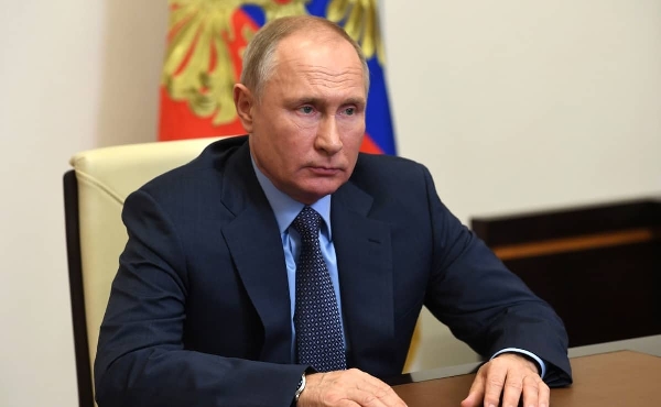 Poutine rend hommage à une brigade accusée d atrocités alors que des frappes frappent l ouest de l Ukraine