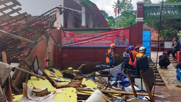 Des dizaines de morts et des centaines de blessés en Indonésie après un séisme de magnitude 5,6