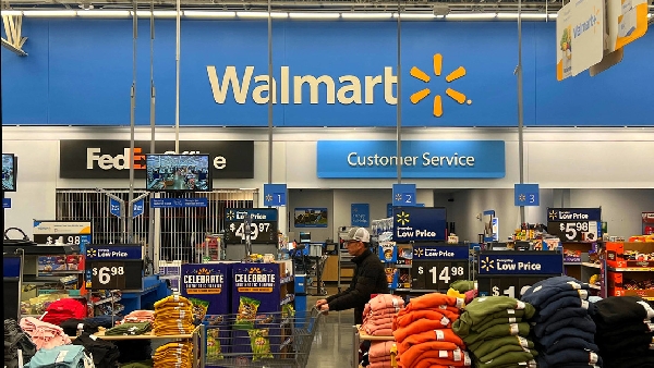 VIDÉO : Plus de 20 personnes agressent un supermarché Walmart aux États-Unis.