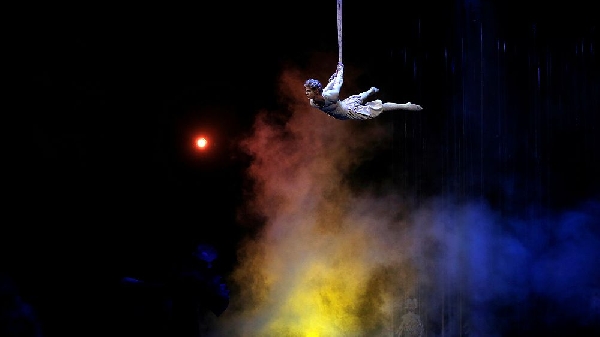 Une acrobate de cirque subit un accident spectaculaire en tombant d