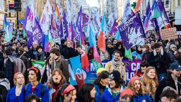 Des milliers de Français descendent à nouveau dans la rue pour protester contre la réforme des retraites