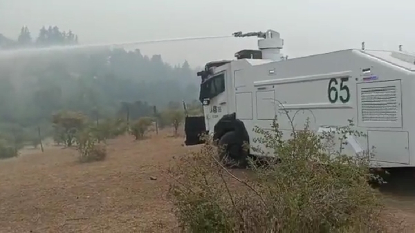 La police chilienne combat les incendies avec les canons à eau qu