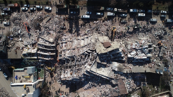 Les décès dus aux tremblements de terre en Turquie dépassent les 14 000