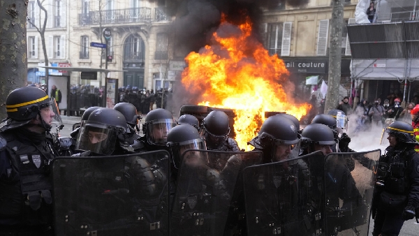 Affrontements entre manifestants et policiers lors de manifestations contre la réforme des retraites en France 