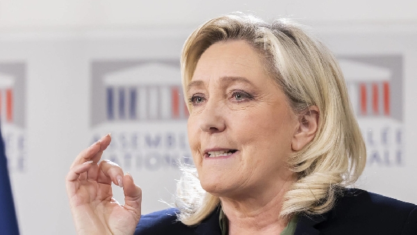 Marine Le Pen présente une motion de censure contre la réforme des retraites en France