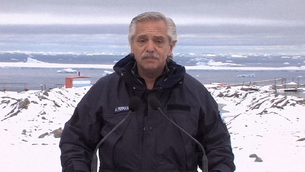 Alberto Fernández appelle à  tourner nos yeux vers le Sud  avec sa visite sans précédent en Antarctique