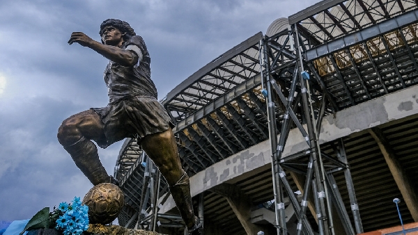Ils retirent une statue de Maradona du stade de Naples et la rendent à son sculpteur