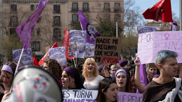 Les mouvements féministes en Espagne mobilisent ce 8M en pleine friction du gouvernement bicolore