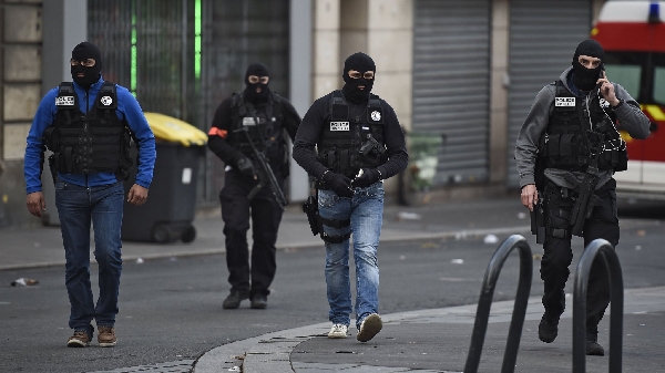 Inquiétudes en France : des bandes criminelles auraient accès à des armes provenant d