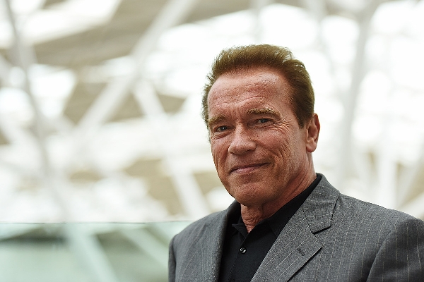 Révélations choquantes : Arnold Schwarzenegger confronte son passé dans la mini-série 