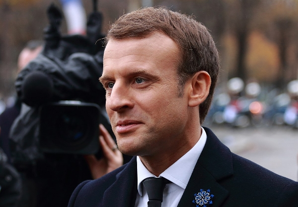 Voyante condamnée à une amende pour avoir partagé une image comparant Emmanuel Macron à Hitler
