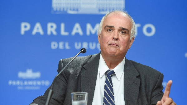 Destitution approuvée : le sénateur uruguayen accusé d