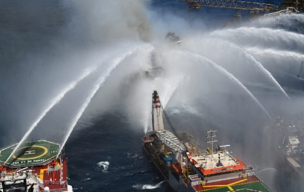Fire on Pemex platform: 700,000 barrels of crude oil lost