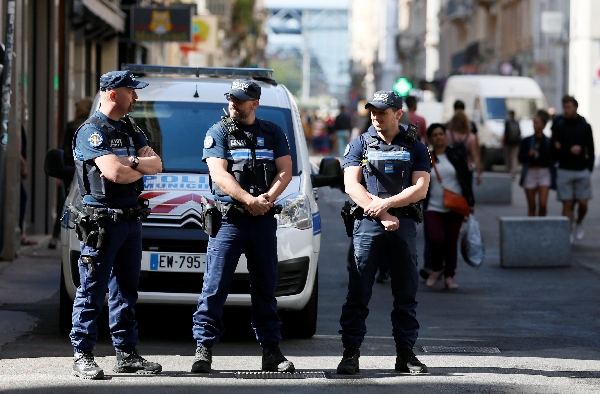 Un homme recherché pour meurtre à Paris est arrêté pour conduite en état d