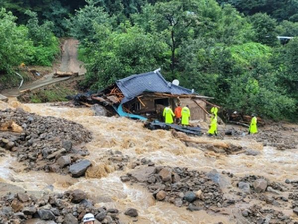 La Corée du Sud frappée par de fortes pluies meurtrières, des milliers de personnes évacuées