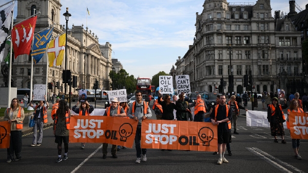 Manifestation pour le climat bloque une route à Londres, empêchant une mère d