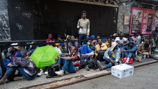 New York : Des centaines de migrants dorment autour de l