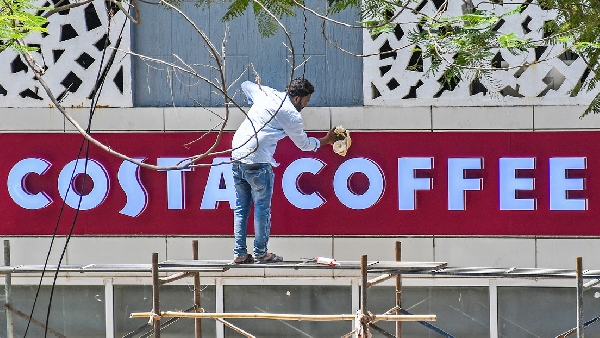 Costa Coffee fait face à un boycott national pour avoir utilisé une illustration controversée sur ses camionnettes de café mobiles