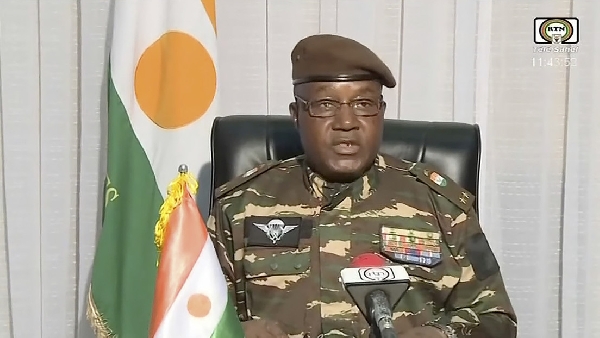 La junte militaire au Niger dénonce les pactes militaires avec la France et retire les pouvoirs d