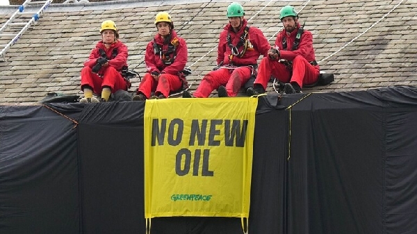 Le gouvernement britannique interdit les interactions avec Greenpeace après des protestations