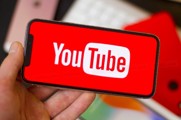 YouTube Suspend la Monétisation de la Chaîne de Russell Brand après des Accusations d